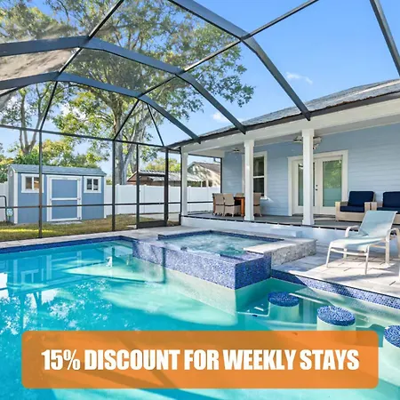 Stylish Luxury Retreat Heated Pool & Hot Tub Vila
